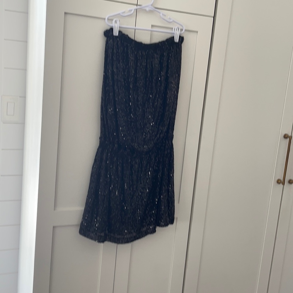 Strapless with elastic waist. Fully lined